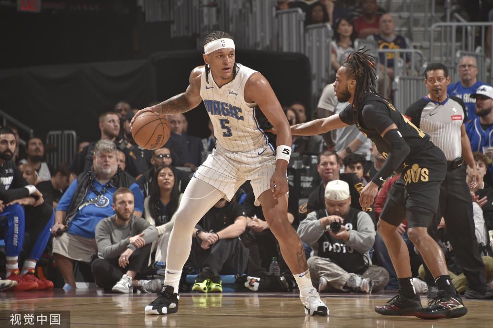 两人即将步 两人即将步